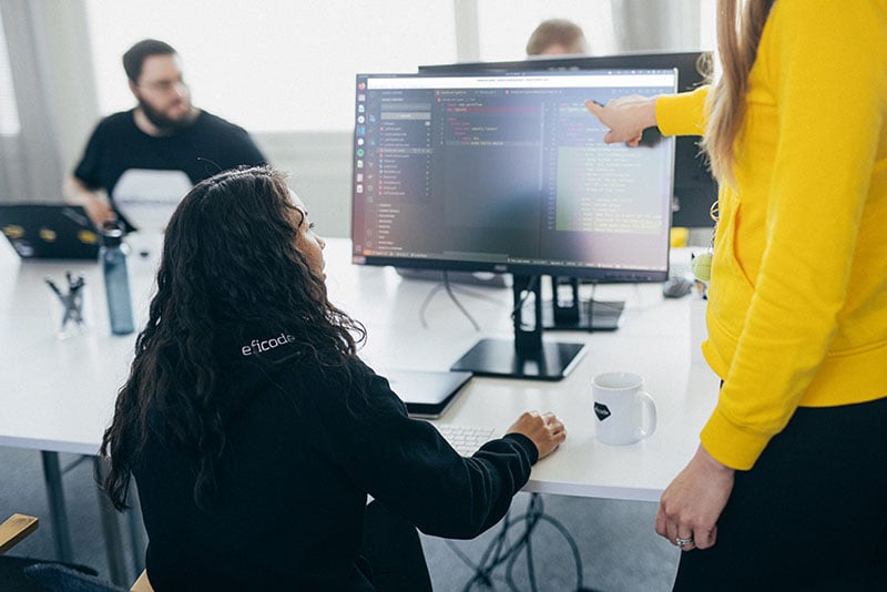 Point to screen_GitHubCode_2023_Photo_Eficode_800px